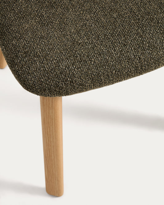 Chaise Meila ignifuge en chenille verte et pieds en bois de frêne avec finition ton naturel