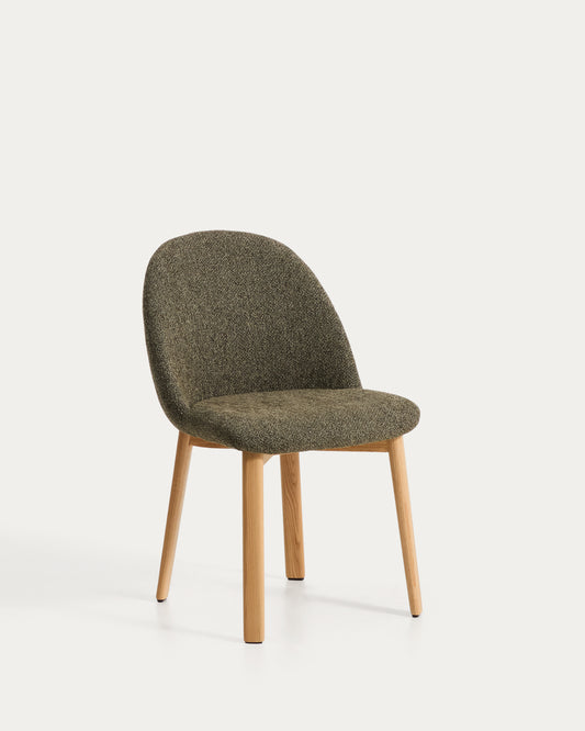 Chaise Meila ignifuge en chenille verte et pieds en bois de frêne avec finition ton naturel