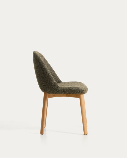 Chaise Meila ignifuge en chenille verte et pieds en bois de frêne avec finition ton naturel
