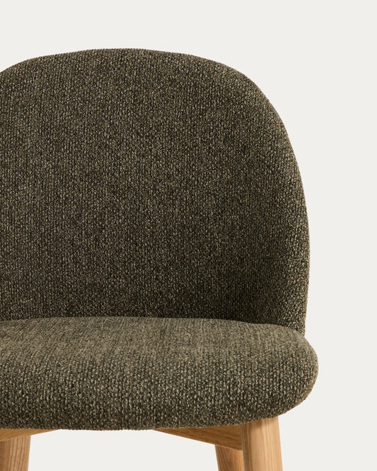 Chaise Meila en chenille verte et pieds en bois de frêne avec finition ton naturel