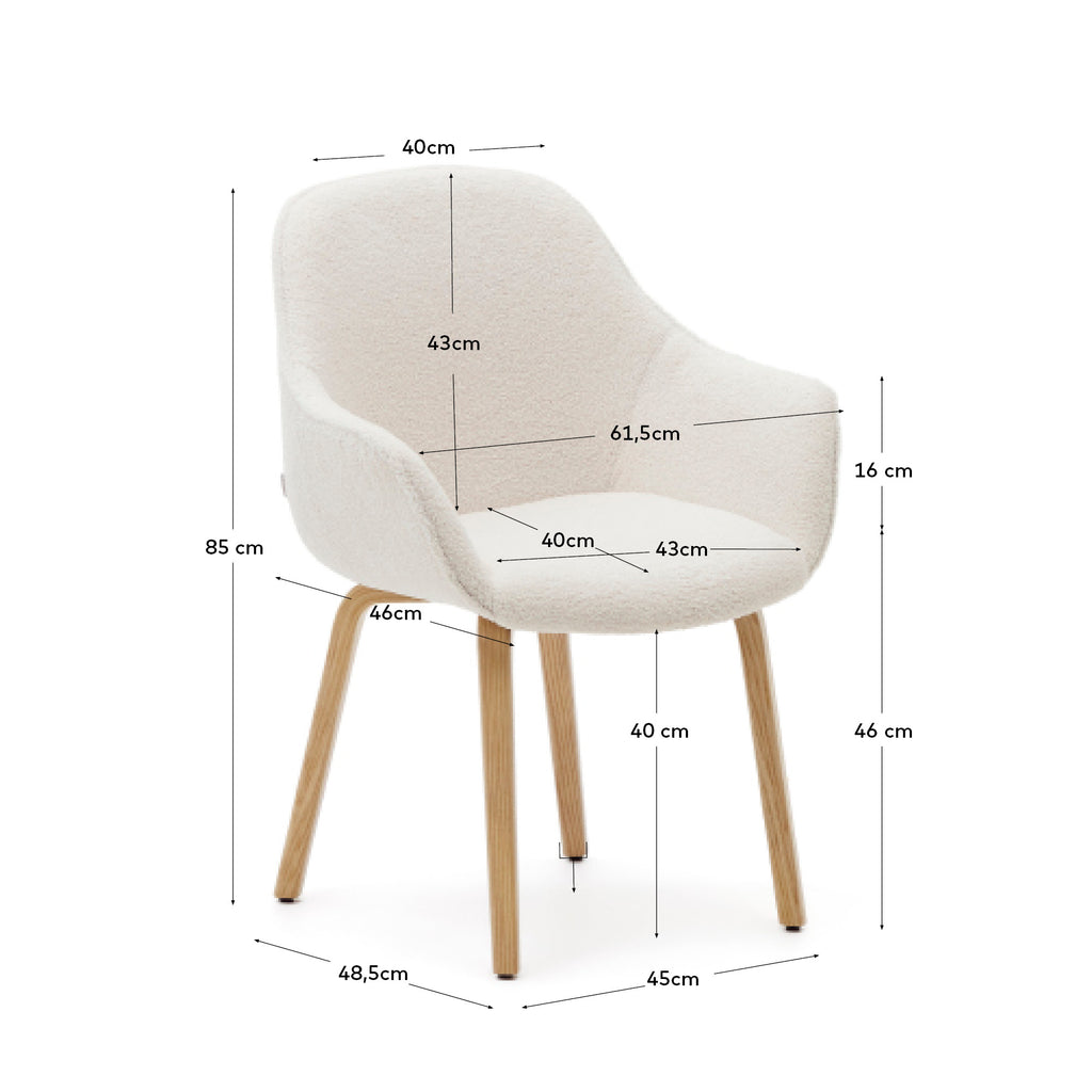 Chaise Aleli bouclette blanc et pieds en bois de frêne avec finition naturelle.