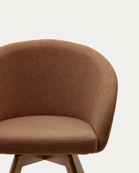 Chaise giratoire Marvin en chenille marron et pieds en bois de chêne finition noyer FSC 100%