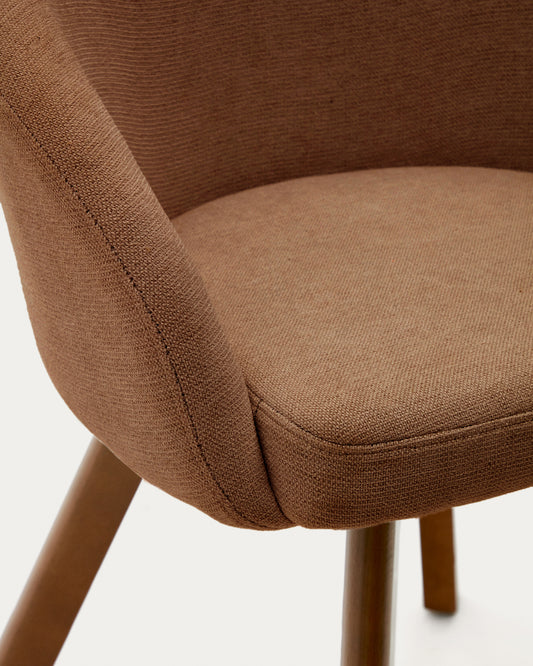Chaise giratoire Marvin en chenille marron et pieds en bois de chêne finition noyer FSC 100%