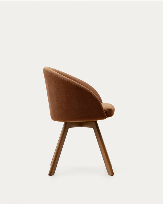 Chaise giratoire Marvin en chenille marron et pieds en bois de chêne finition noyer FSC 100%