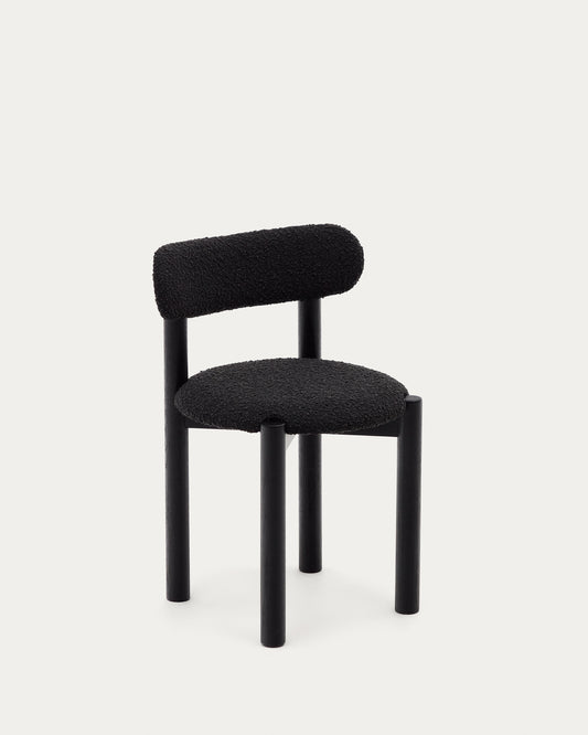 Chaise Nebai en bouclette noir et structure en bois de chêne avec finition noire