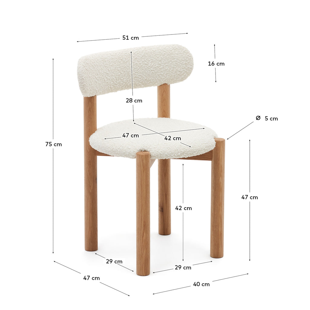 Chaise Nebai en bouclette blanche et structure en bois de chêne avec finition naturelle