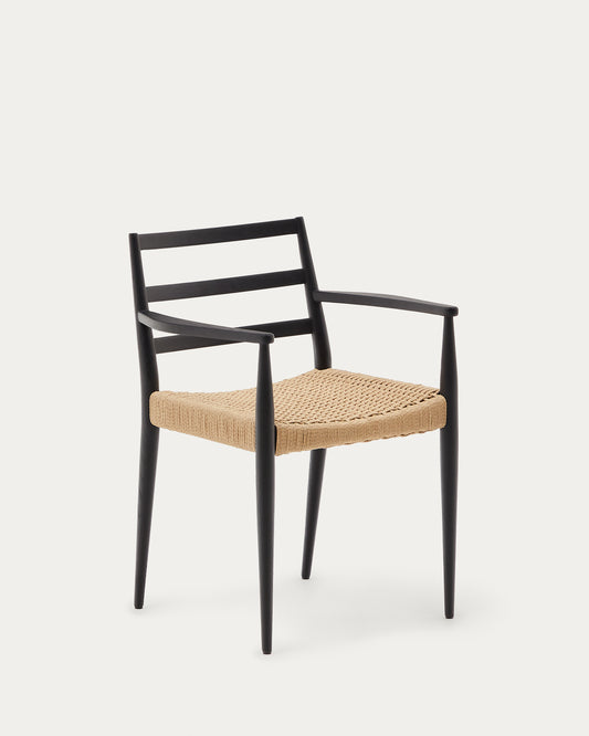 Chaise Analy avec accoudoirs en bois de chêne massif, finition noire, et assise en corde FSC Mix Credit