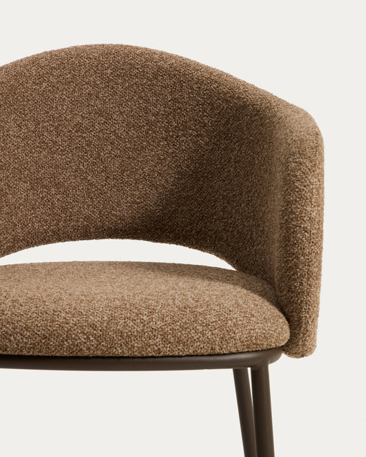 Chaise Maina en chenille épaisse marron avec pieds en acier finition marron FSC Mix Credit