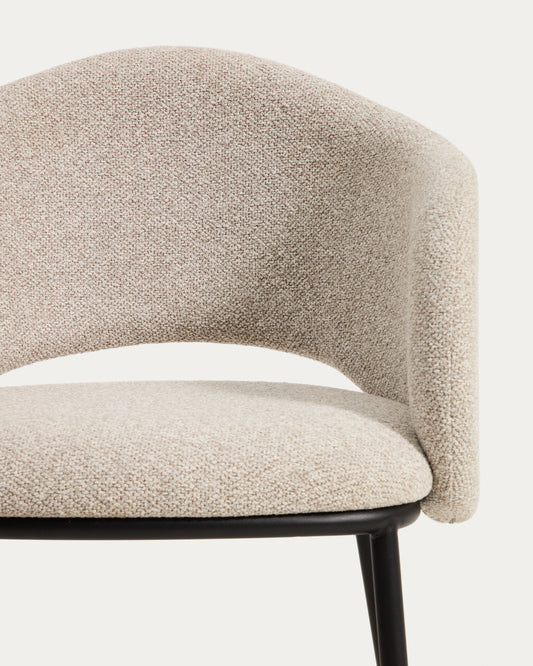 Chaise Maina en chenille épaisse beige avec pieds en acier finition noire FSC Mix Credit