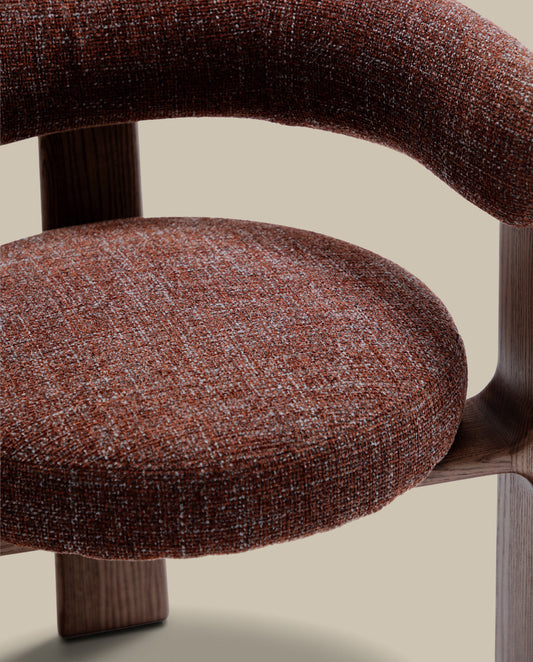 Chaise Granite à 3 pieds en tissu chenille marron et bois de frêne finition noyer FSC 100%