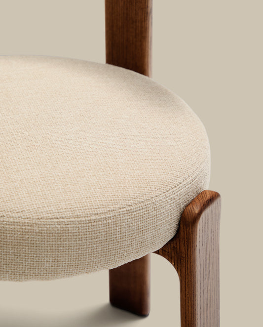 Chaise Granite en tissu chenille beige et bois de frêne finition noyer FSC 100%