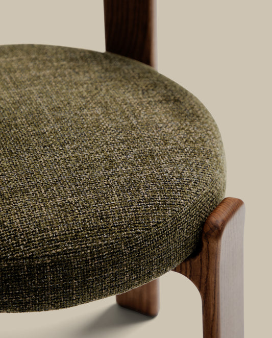Chaise Granite en tissu chenille vert et bois de frêne finition noyer FSC 100%