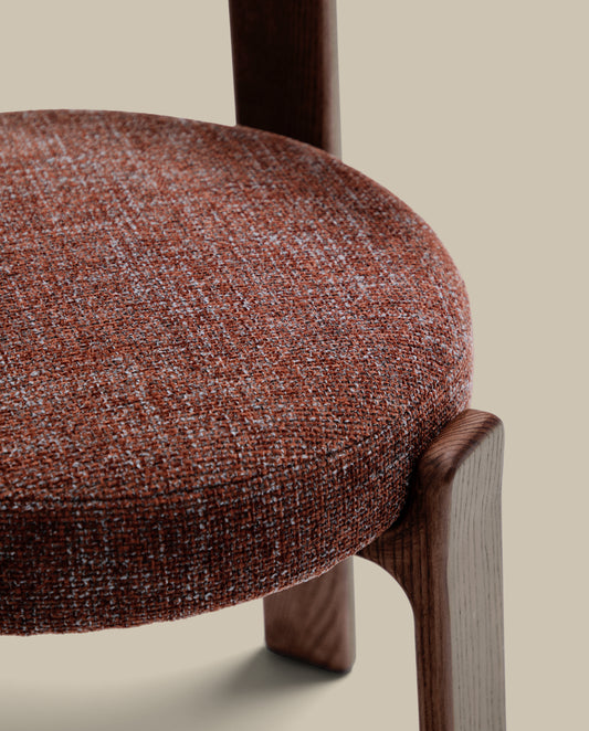 Chaise Granite en tissu chenille marron et bois de frêne finition noyer FSC 100%