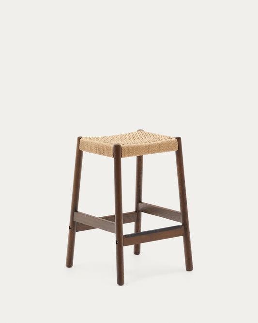 Tabouret Yalia en bois de chêne massif avec finition noyer et assise en corde, hauteur 65 cm, FSC Mix Credit