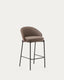 Tabouret Eamy en polyuréthane marron, placage de frêne finition noyer et métal noir 65 cm
