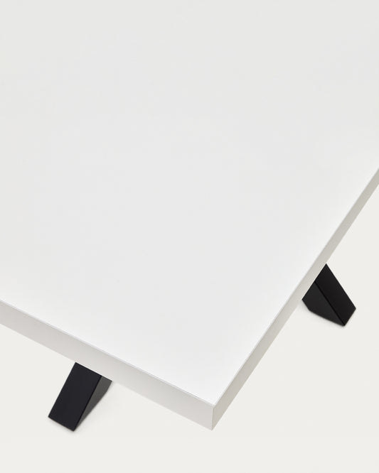 Table Argo en mélaminé finition blanche et pieds en acier finition noire 180 x 100 cm
