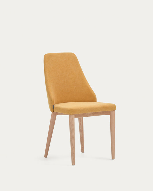 Chaise Rosie en chenille moutarde et pieds en bois de frêne naturel