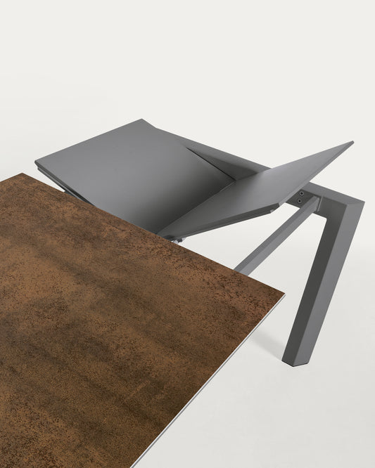Table extensible Axis grès cérame finition Iron Corten pieds gris foncé 120 (180) cm