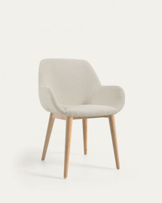 Chaise Konna en bouclette blanche et pieds en bois de frêne naturelle