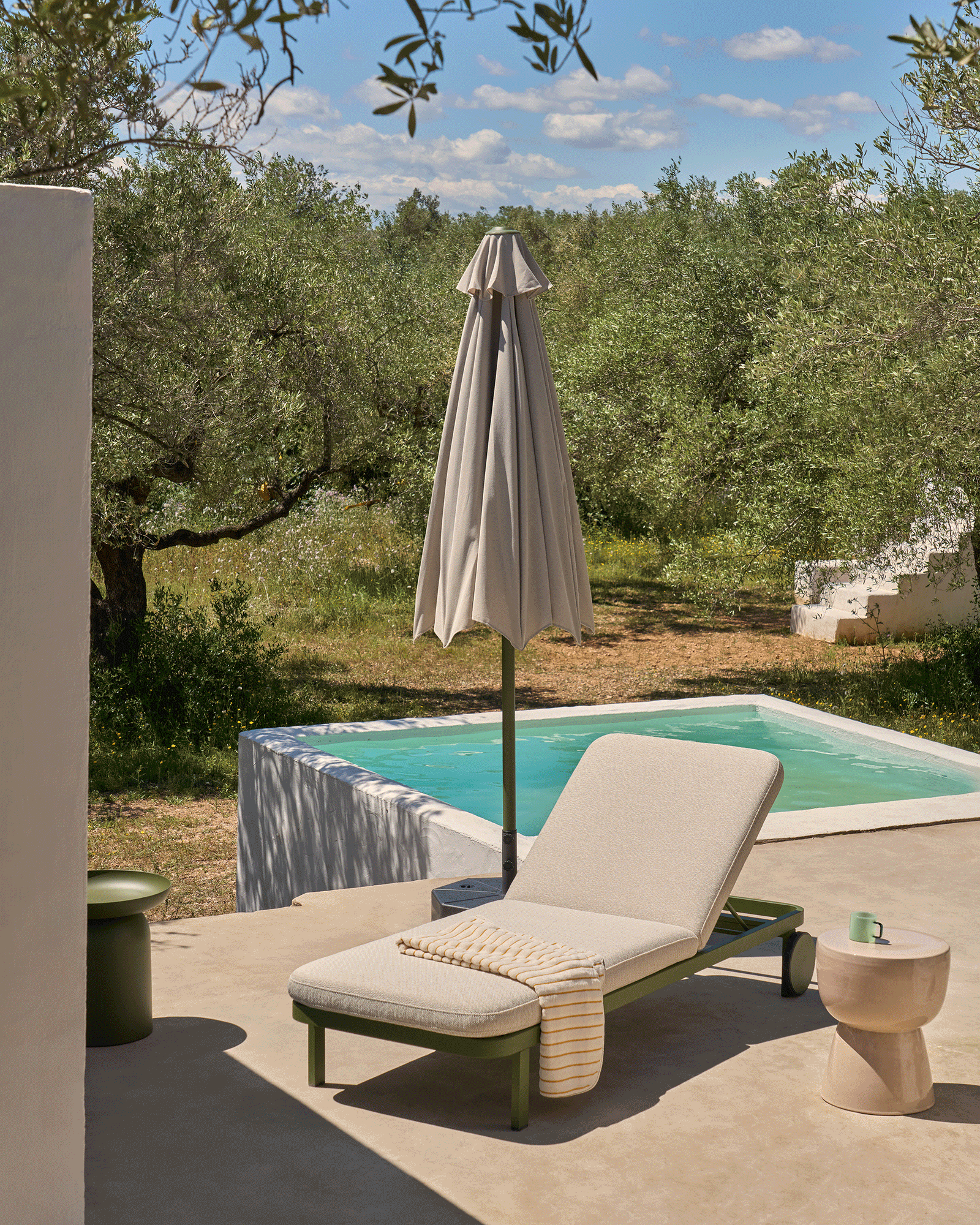 Parasol Milna beige avec mât central et armature en acier vert Ø 300 cm