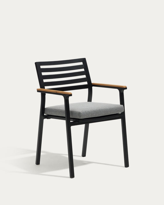 Chaise empilable d’extérieur Bona en aluminium finition noire avec accoudoirs en bois massif de teck