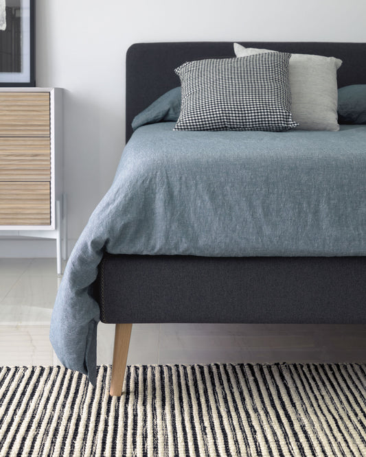 Lit déhoussable Dyla graphite avec pieds en bois de hêtre pour matelas de 160 x 200 cm