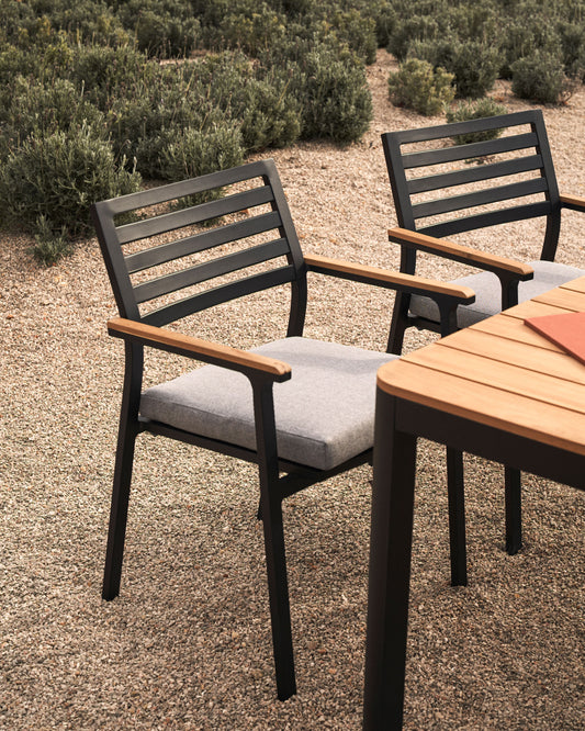 Chaise empilable d’extérieur Bona en aluminium finition noire avec accoudoirs en bois massif de teck