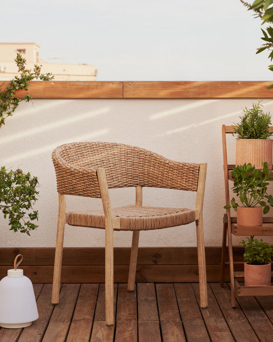 Chaise empilable d’extérieur Pola en bois massif d’eucalyptus et rotin synthétique finition naturelle FSC 100 %