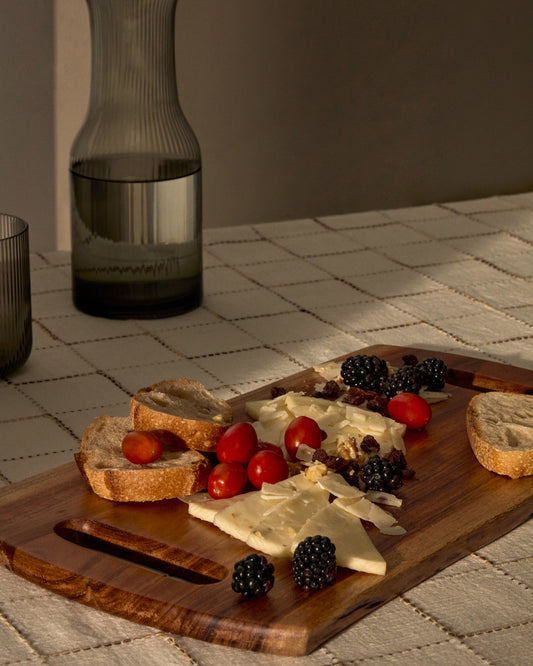 Petite planche de service Zeun en bois d’acacia FSC 100 %.