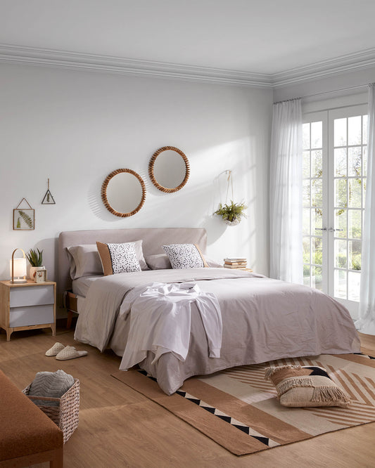Lit déhoussable Dyla beige avec pieds en bois de hêtre pour matelas de 150 x 190 cm