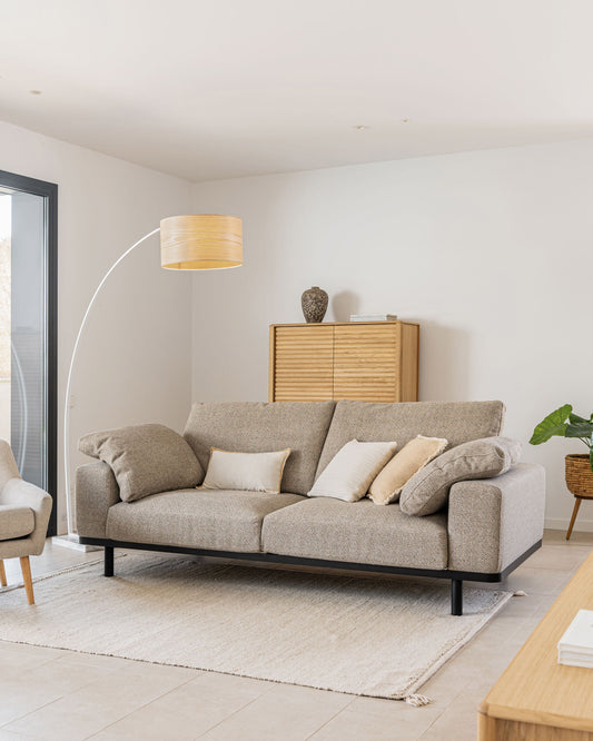 Canapé Noa 3 places avec coussins beige et pieds finition foncée 230 cm