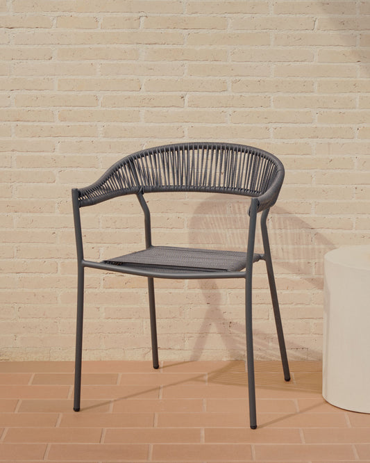 Chaise empilable d’extérieur Futadera en corde synthétique grise et acier finition peinte grise