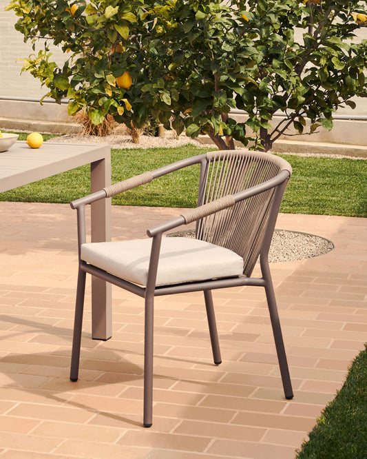 Chaise empilable d’extérieur Xelida en aluminium et corde marron