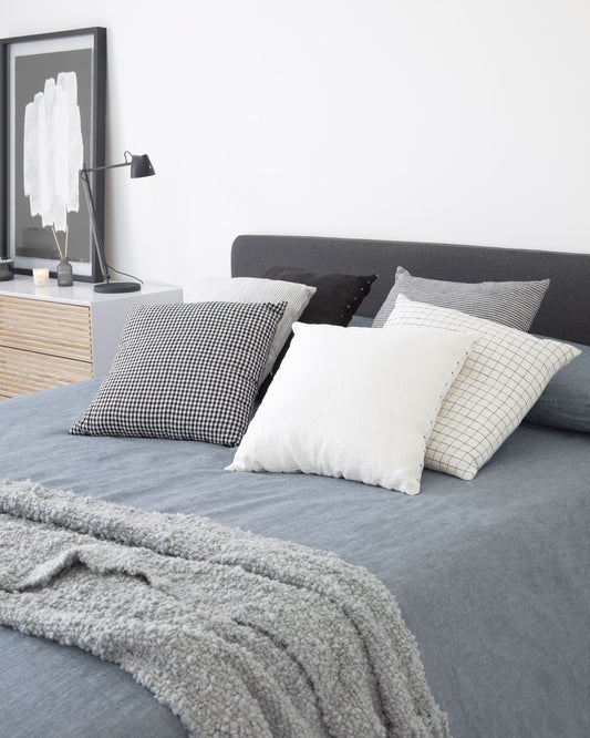Housse de tête de lit Dyla noire pour lit jusqu’à 150 cm
