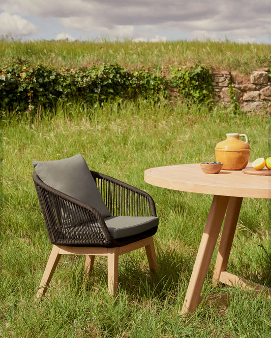 Chaise Portalo en corde noire et pieds en bois d'acacia