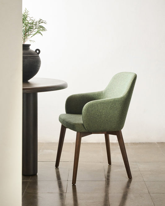 Chaise Nelida en tissu chenille vert et bois de hêtre, finition noyer FSC 100 %