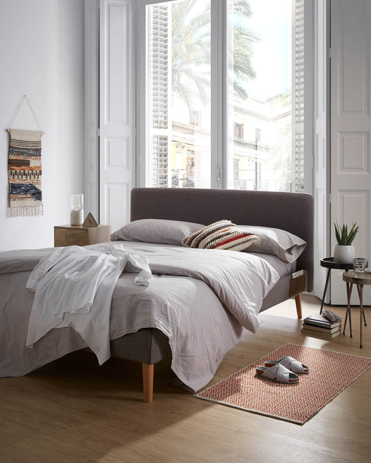 Lit déhoussable Dyla gris avec pieds en bois de hêtre pour matelas de 160 x 200 cm