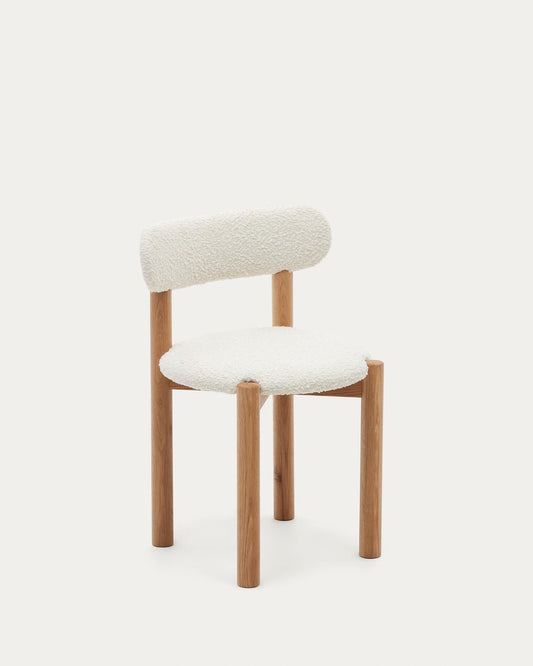 Chaise Nebai en bouclette blanche et structure en bois de chêne avec finition naturelle