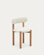 Chaise Nebai en bouclette blanche et structure en bois de chêne avec finition naturelle