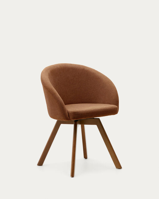 Chaise giratoire Marvin en chenille marron et pieds en bois de chêne finition noyer FSC 100%