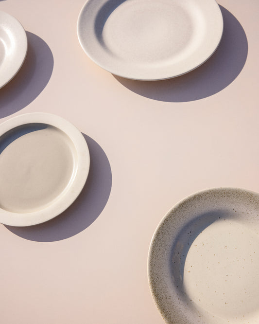 Assiette plate Sarel en céramique beige