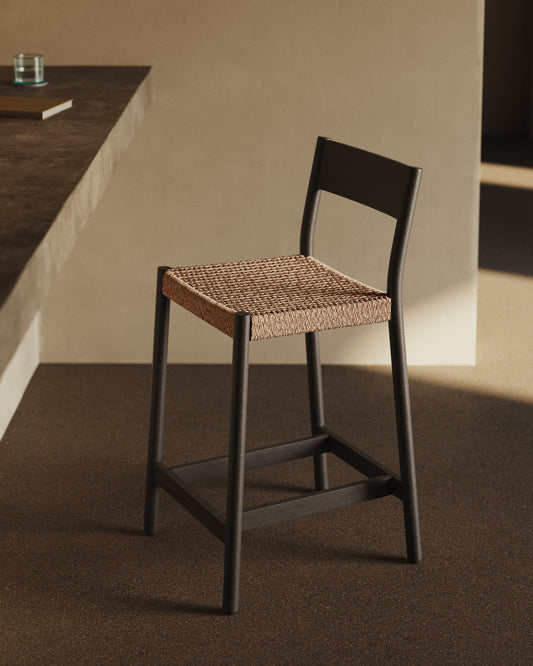 Tabouret Yalia avec dossier en bois de chêne massif, finition noire, et assise en corde, 65 cm, FSC Mix Credit