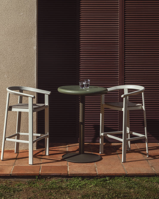 Table haute ronde d'extérieur Esilda avec plateau en béton vert Ø 70 cm et pied en acier vert Ø 55 x 96 cm