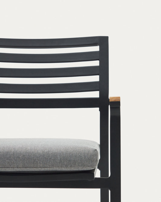 Chaise empilable d’extérieur Bona en aluminium finition noire avec accoudoirs en bois de teck