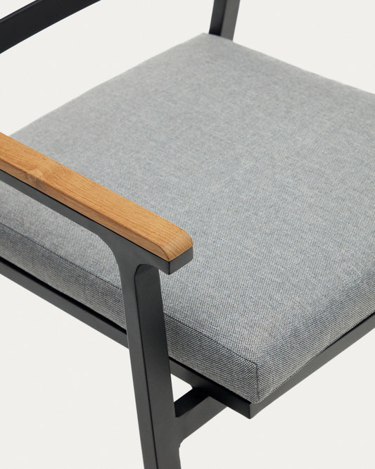 Chaise empilable d’extérieur Bona en aluminium finition noire avec accoudoirs en bois de teck