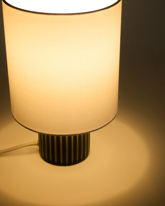 Lampe de table Eshe en céramique avec finition verte et blanche avec adaptateur UK