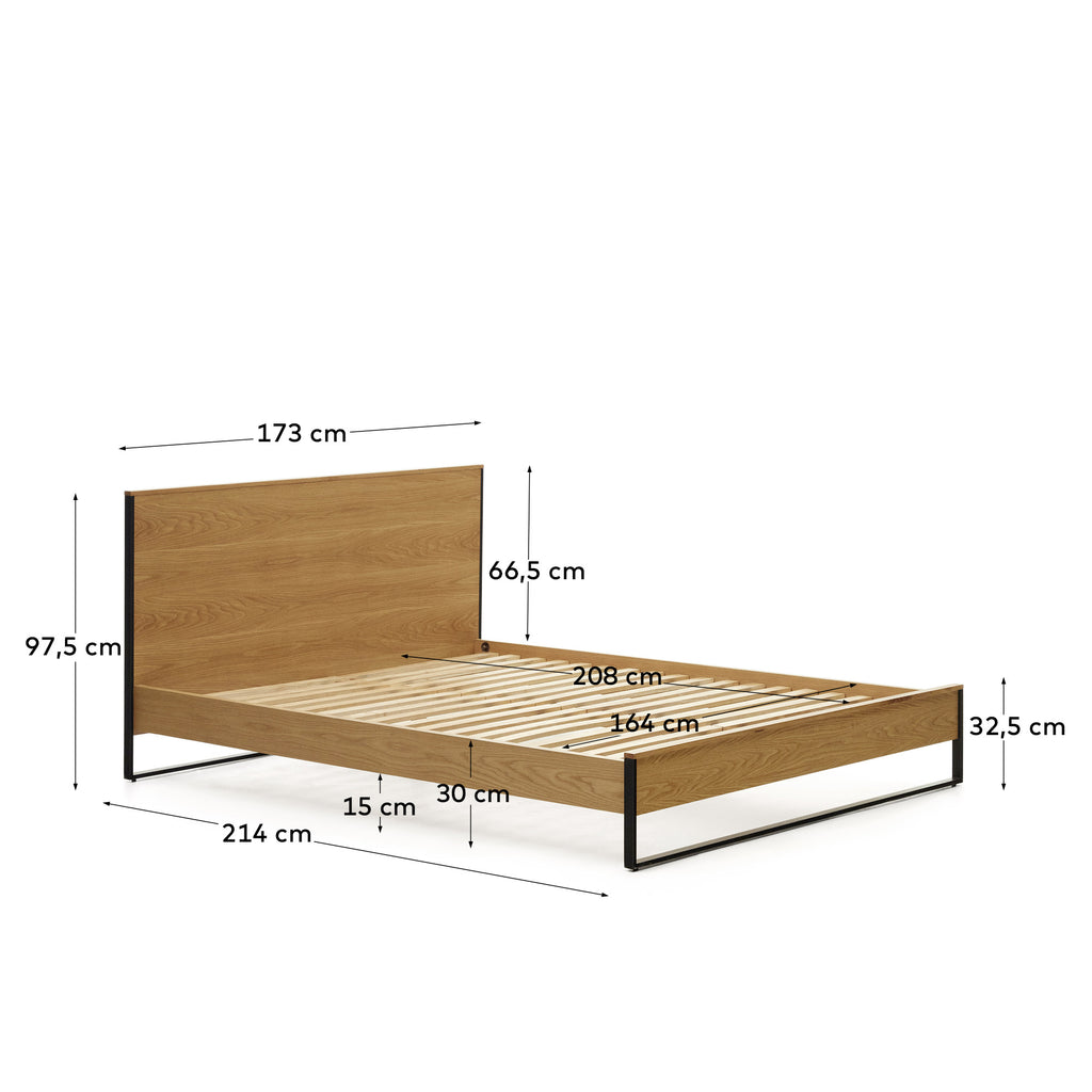 Lit Taiana en placage de chêne et pieds en acier finition noire 160 x 200 cm