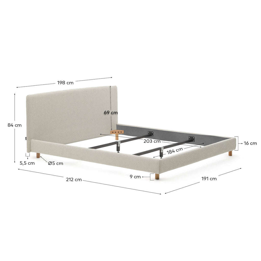 Cadre de lit déhoussable Valma en tissu chenille perle avec pieds en bois de hêtre pour lit de 180 x 200 cm.