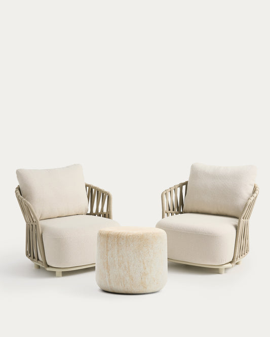 Ensemble de 2 fauteuils Osani en aluminium écru et corde taupe avec table auxiliaire Drasi en ciment effet travertin Ø 60 cm