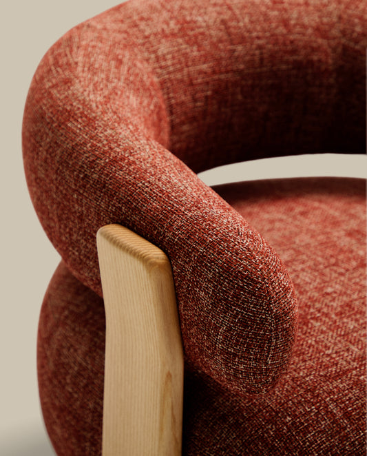 Fauteuil Granite version ignifugée en chenille terracotta et bois de frêne avec finition ton naturel FSC 100 %